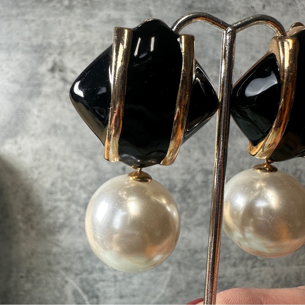 Large Vintage 80’s Clip On Earrings Black and Gold Squares with Dangle Pearls - Picture 2 of 4